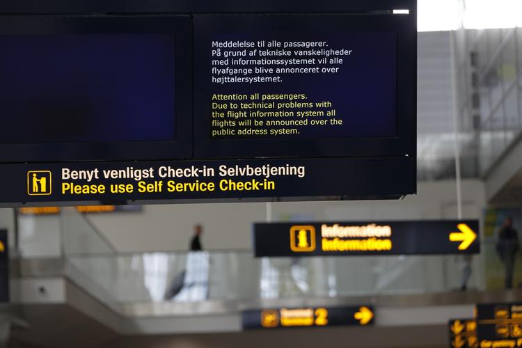 Fejlmelding. »Meddelelse til alle passagerer. På grund af tekniske vanskeligheder med informationssystemet blive annonceret over højttalersystemet«, lyder beskeden på skærmene i Københavns Lufthavn.. 