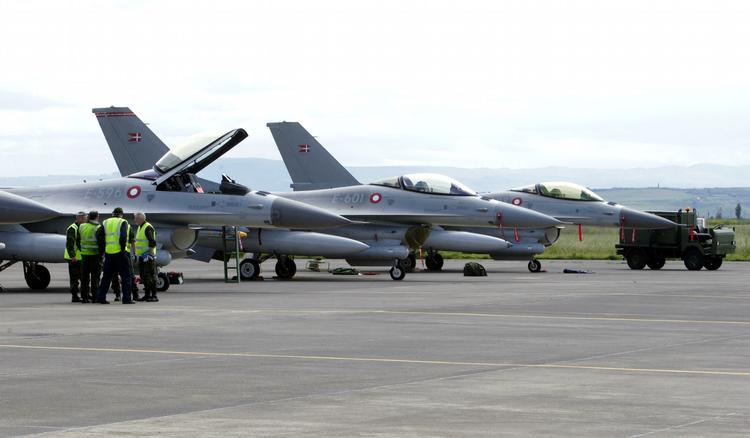 Krigskritik. Det viser sig, at det kun er et mindretal af Nato's medlemmer, der deltager militært. Betaler de andre mon?, spørger debattør. Arkivfoto af danske krigsfly. 