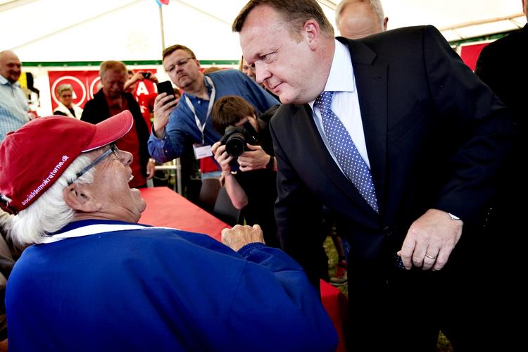 Bornholm. På billedet ses Lars Løkke der trykker hånd med en deltager ved folkemødet i Bornholm. Ifølge dagens signatur har regeringen forsømt lige netop bornholmerne og de andre udkantskommuner i et helt årti. 