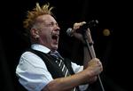 Opsang. John Lydon,  forsanger i det hedengangne band Sex Pistols, skælder ud på nutidens ungdom. Unge er nogle narrøve, der mangler respekt og ydmyghed, lyder anklagen. 
