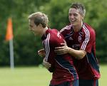 Træning. Chr. Eriksen og Nicki Bille hygger sig under træningen. 