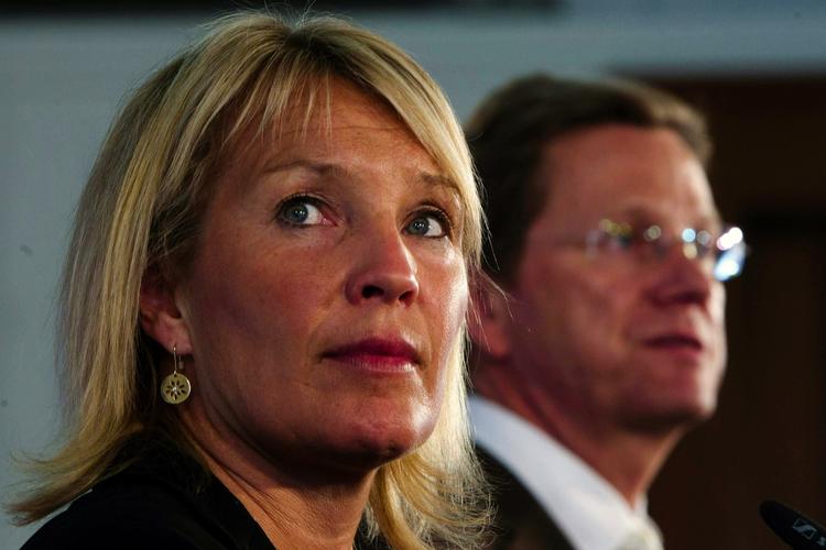 Forklaringsrejse. Selv om hun blev holdt uden for regeringens grænseaftale med Dansk Folkeparti, må udenrigsminister Lene Espersen nu tage på turne til nabolandene for at forsvare og forklare aftalen. Onsdag mødtes hun sin kollega Guido WesterWelle i Berlin. 