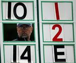 stillingen. Manden ved scoreboard, Clint Siemens, forsøger at holde tilskuere og spillere opdateret med stillingen på andet hul ved US Open i går. 