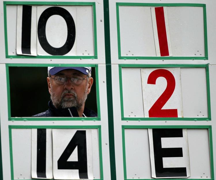 stillingen. Manden ved scoreboard, Clint Siemens, forsøger at holde tilskuere og spillere opdateret med stillingen på andet hul ved US Open i går. 