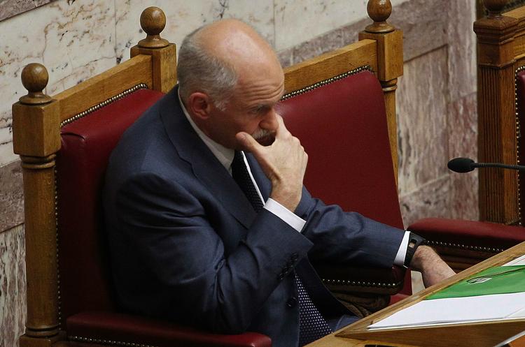 Bekymring. Grækenlands premierminister George Papandreou ventes i dag at omdanne sin regering for bedre at klare sit lands krise. 