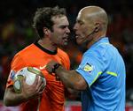 diskussion. Hollands forsvarsspiller Joris Mathijsen var en af mange, der udveksledeord og meninger med Howard Webb. 