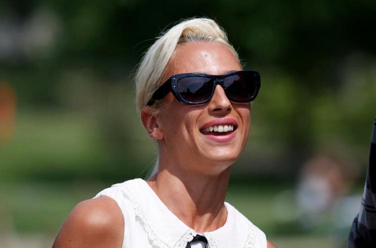 addiction. Den danske sang er en ung, blond pige... Danske musikere som Medina er blevet mere bevidst om, hvilken lyd der fungerer i radioen. Arkivfoto: Jens Dresling 