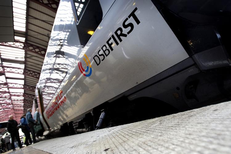 Farefuldt. Revisionsselskabet KPMG afslører i en rapport, at DSBFirst kun kan overleve med svensk sponsorstøtte. Og selv med støtten vil risikoen for nedsmeltning være stor. 