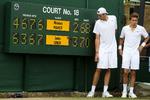 rekord. John Isner og Nicolas Mahut spillede sidste år over tre dage på bane 18. Der bør være tilskuere nok til at fylde Centre Court i år. 