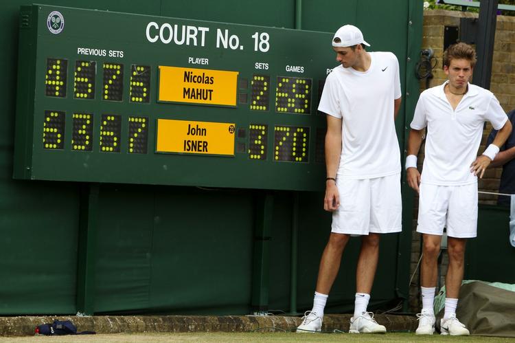 rekord. John Isner og Nicolas Mahut spillede sidste år over tre dage på bane 18. Der bør være tilskuere nok til at fylde Centre Court i år. 