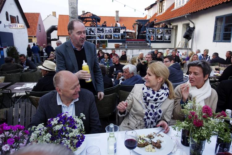 Ømøde. Det er i høj grad de kendte navne, der har fundet vej til Allinge - så som musikeren Niels Skousen, der her er galant og henter sennep til Helle Thorning-Schmidt og Margrethe Vestager. 