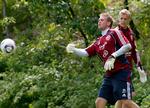 superstjerner? Kun få U21-landsholdsspillere klarer springet til A-landsholdet, men måske kan de to målmænd Mikkel Andersen (forrest) og Jonas Lössl bryde denne statistik. Foto: Lars Poulsen/Polfoto 