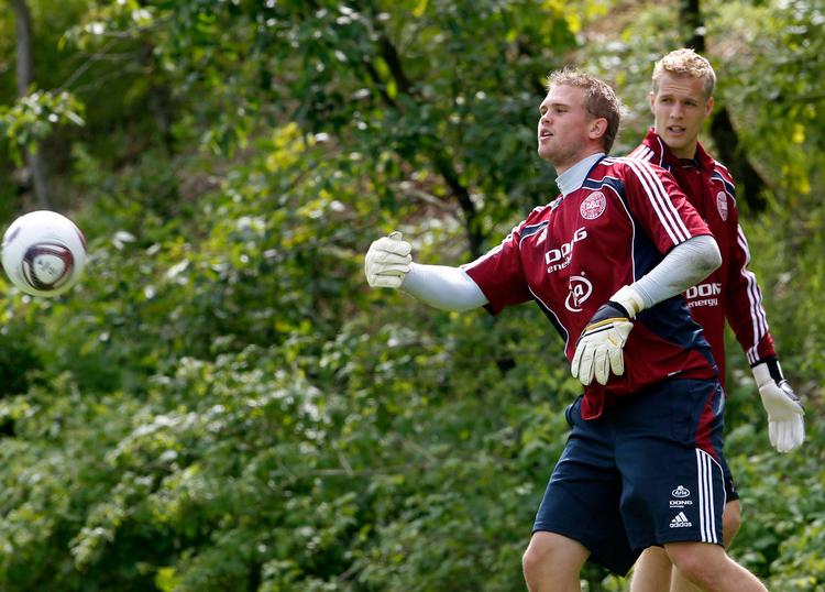 superstjerner? Kun få U21-landsholdsspillere klarer springet til A-landsholdet, men måske kan de to målmænd Mikkel Andersen (forrest) og Jonas Lössl bryde denne statistik. Foto: Lars Poulsen/Polfoto 
