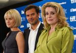 Pariser. Francois Ozon poserer med Judith Godreche til venstre og Catherine Deneuve til et pressemøde for 'Potiche' til Toronto International Film Festival 2010 