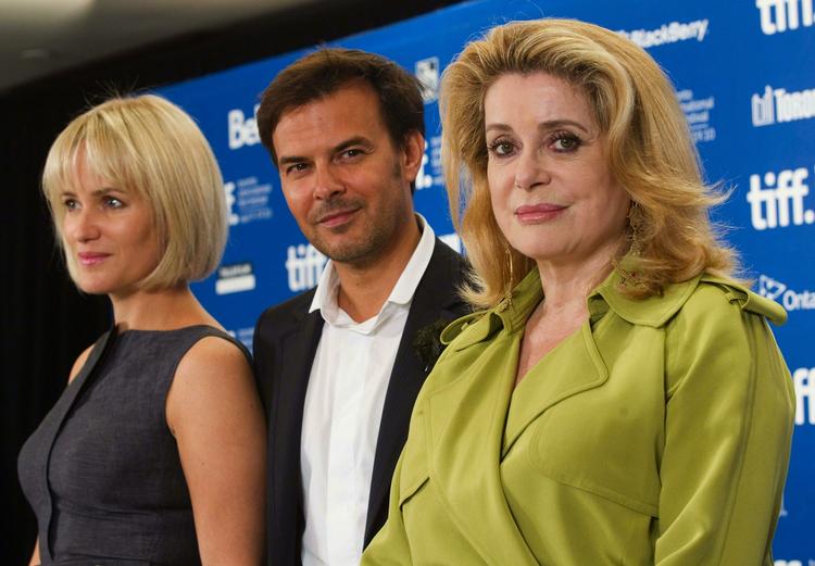 Pariser. Francois Ozon poserer med Judith Godreche til venstre og Catherine Deneuve til et pressemøde for 'Potiche' til Toronto International Film Festival 2010 