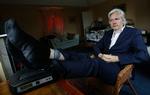 Indespæring. Wikileaks stifteren stiller her op til fotosession fra husarresten, inklusiv fodlænken om anklen. 