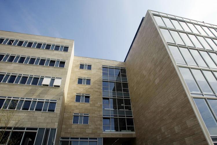 katastrofekurs. Der er behov for en øget faglighed på de humanistiske fag, så de ikke drukner i tværfaglighed og varm luft. 