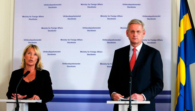 Charmebesøg? Lene Espersen fortsatte fredag sin rundtur relateret til grænseaftalen hos Sveriges udenrigsminister, Carl Bildt, der ikke offentligt ville fælde dom over Danmarks grænseaftale. 