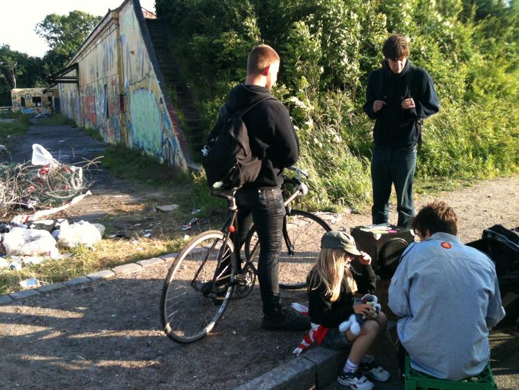Aktion. Festpirater ville holde fest natten lang på Søminedepotet på Christianshavns Vold i aften. De blev mødt af kampklædte politibetjente i hobetal og måtte feste uden for. 