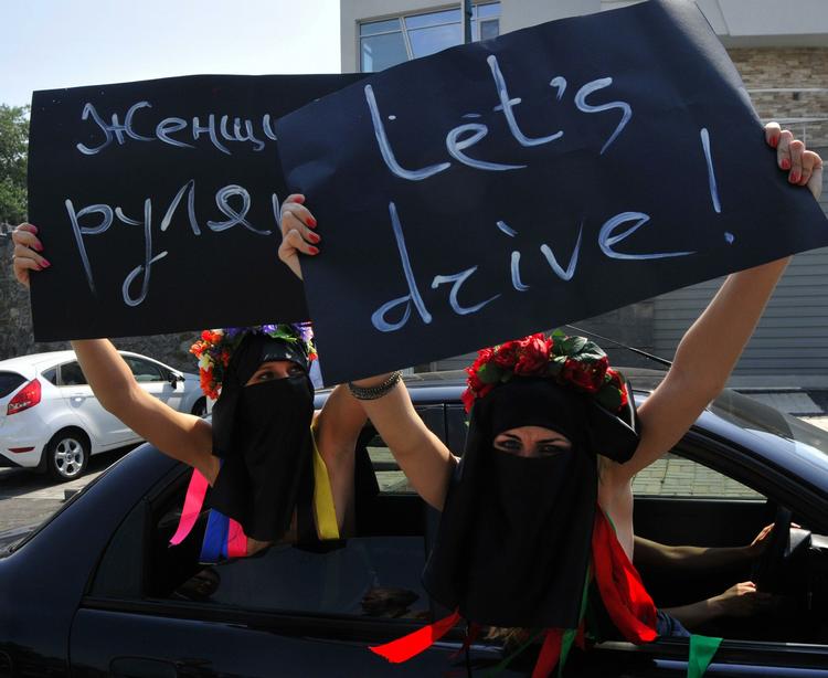 Søstersolidaritet. En ukrainsk kvinderettighedsgruppe demonstrerede mod køreforbuddet foran Saudi Arabiens ambasade i Kiev. 