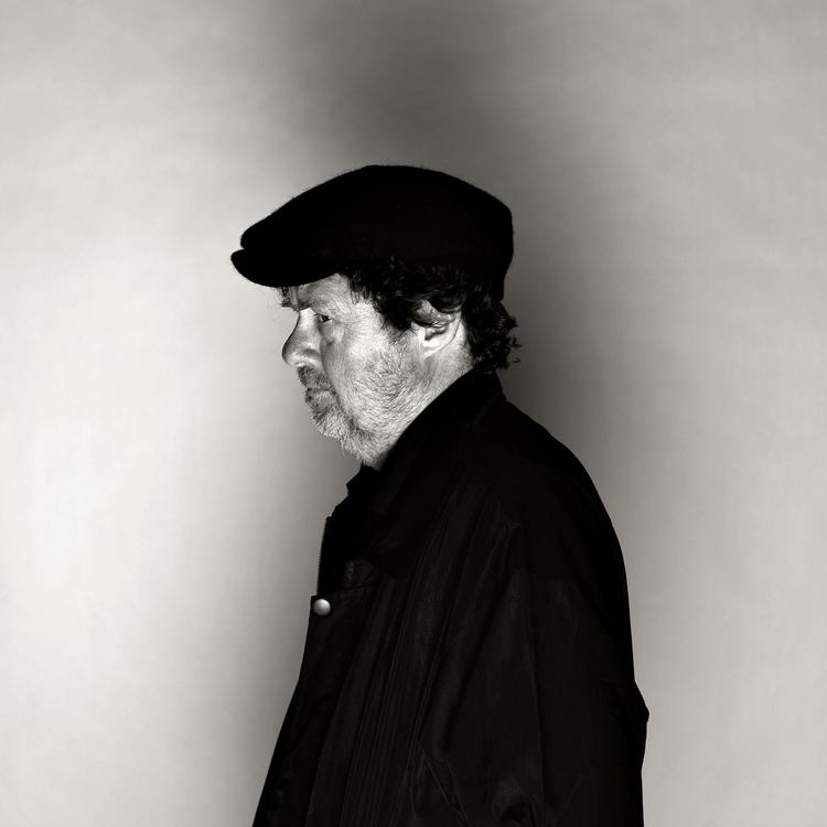 Klassiker. Der udkommer for tiden mange »her-og-nu-krimier, der ender i et ukendt sommerhus«, siger Politikens krimianmelder Bo Tao Michaëlis. Han mener, at mængden af krimier for tiden indebærer, at »genren udhuler sig selv og sine signifikante litterære kvaliteter. Men hvem er jeg til at sige det,  hvis man har nogle gode timer med en flad svensk krimi?«, siger han. 