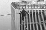 Prisvinderen 'Let the Great World Spin' foregår i New York i 1974, da linedanseren Philippe Petit gik på line mellem World Trade Centers to tårne. 