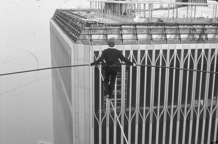 Prisvinderen 'Let the Great World Spin' foregår i New York i 1974, da linedanseren Philippe Petit gik på line mellem World Trade Centers to tårne. 