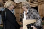 Duelanter. Pia Kjærsgaard og Birthe Rønn Hornbech hilser på hinanden i folketingssalen i 2009, da sidstnævnte var integrationsminister. I dag er tonen hård. 