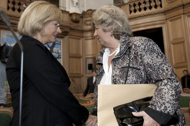 Duelanter. Pia Kjærsgaard og Birthe Rønn Hornbech hilser på hinanden i folketingssalen i 2009, da sidstnævnte var integrationsminister. I dag er tonen hård. 