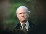 Stormombrust. Carl Gustaf optræder på pikante billeder, oplyser den svenske natklubejer, som politiet har anholdt. Han truer med at offentliggøre dem på nettet. 