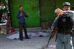 Væk! Tre bevæbnede gerningsmænd med selvmordsbombebælter angreb i dag en politistation i Kabul. Den ligger i nærheden af præsidentpaladset og andre officielle bygninger. 