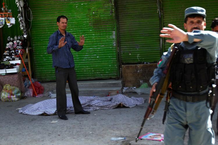 Væk! Tre bevæbnede gerningsmænd med selvmordsbombebælter angreb i dag en politistation i Kabul. Den ligger i nærheden af præsidentpaladset og andre officielle bygninger. 