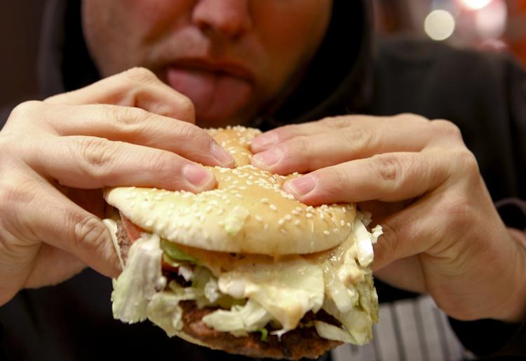 Kvalitetsburger? Umiddelbart skulle man tro, at en hjemmelavet burger er mere sund end en færdiglavet burger fra supermarkeder, men det afhænger i sidste ende af kvaliteten af de fødevarer, burgeren er sammensat af. 