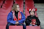 Klar. Publikum begynder at gøre sig klar på Aalborg Stadion. Hvor det i øvrigt vælter ned. Måske er det derfor, ham her ser en smule misfornøjet ud. 