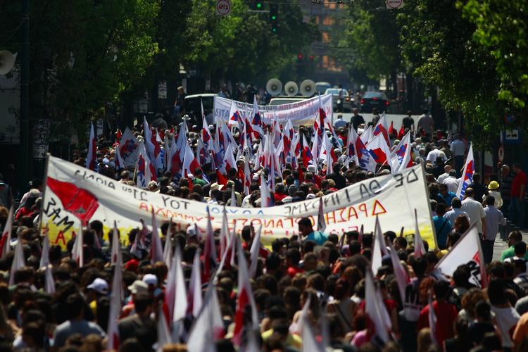 Demo. Demonstranter fyldte godt på den centrale Syntagma-plads i Athen i dag. 