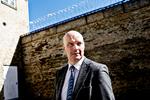 langstrakt. Robert Wilson lægger desværre alenlange kronikker og klummer i sine personers munde. 