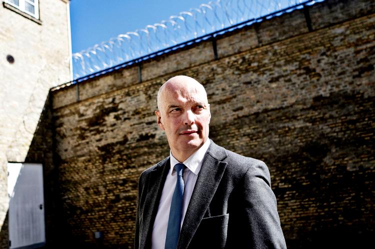 langstrakt. Robert Wilson lægger desværre alenlange kronikker og klummer i sine personers munde. 