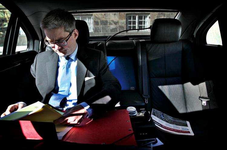 Tavs. Søren Pind (V) nægter at afsløre indholdet i de to forslag på udlændingeområdet, som Justitsministeriet blankt afviste. 