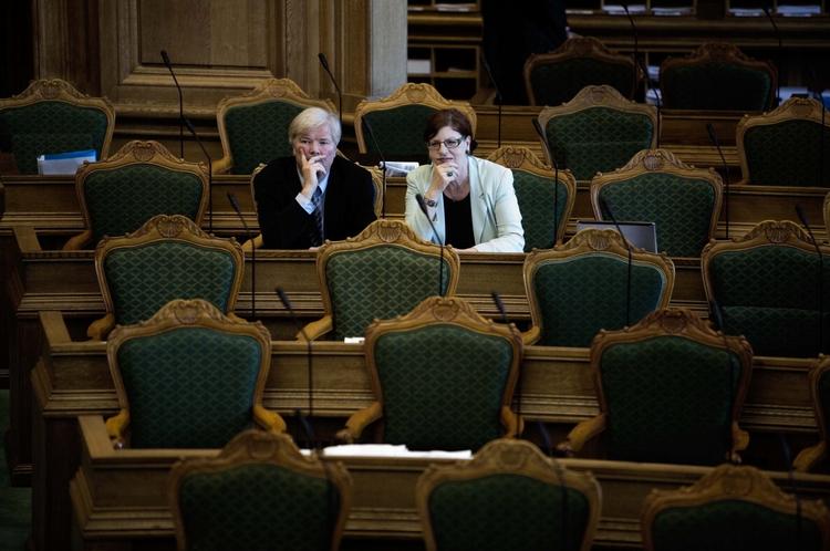 Britta Schall Holberg deltager i koret af Venstrefolk, der kritiserer Kritiker. Dansk Folkepartis retorik i grænsesagen. Her ses hun sammen med sin partifælle Ejvind Vesselbo. 