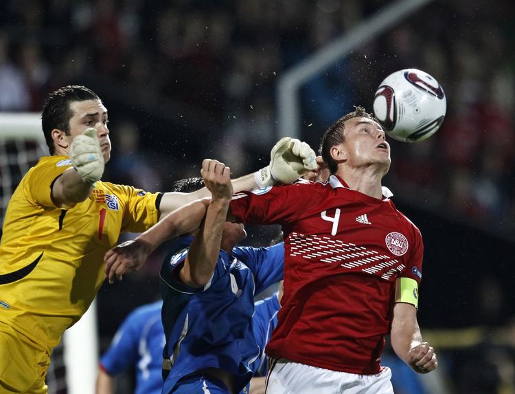 Duel. Andreas Bjelland forsøger at passere Islands målmand Haraldur Björnsson. 