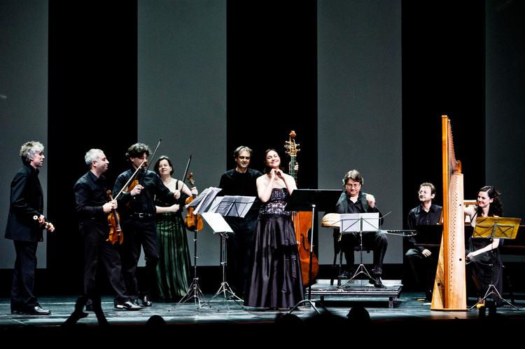 gruppe. Det italienske  orkester Il Giardino Armonico var mødt frem med otte musikere og sopranen  Roberta Invernizzi til deres første koncert i Danmark. 