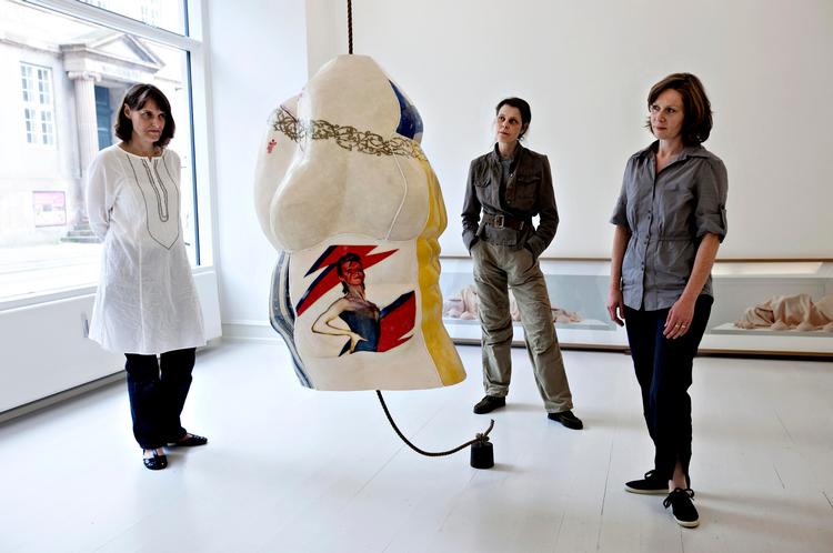 Hyldest. Elisabeth Toubro, Sophia Kalkau og Signe Guttormsen er blandt de syv kunstnere, der er med i gruppeudstillingen 'Body of Memory' på Galerie Mikael Andersen. Her står de ved Toubros hyldestværk til Louise Bourgeois. 