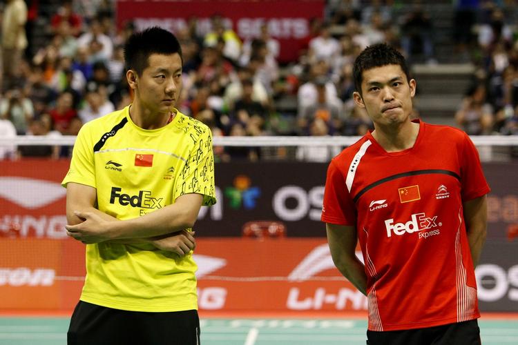KINESERIER. Da Lin Dan (th.) meldte fra på grund af sygdom blev Chen Jin (tv.) vinder af Singapore Open. 
