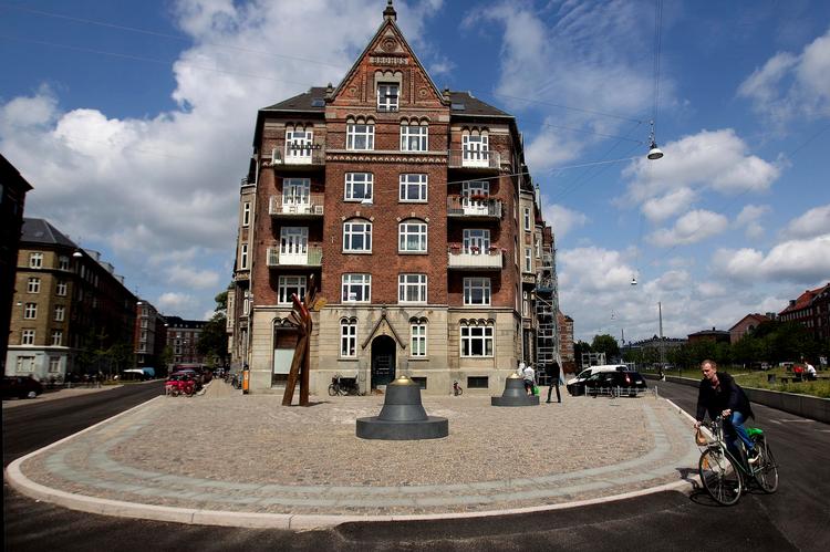 Rust og ir. Det er patinerede overflader, der vil dominere Morten Strædes tre skulpturer i Spydspidsens nye byrum. Øverst i kobber er det 'Skytsenglen' foran Brohus, tv i Cortenstål 'Den hemmelige have' ved Rantzausgade og til højre en række af de skulpturelle runde plinter i granit, der er spredt ud over byrummet. 