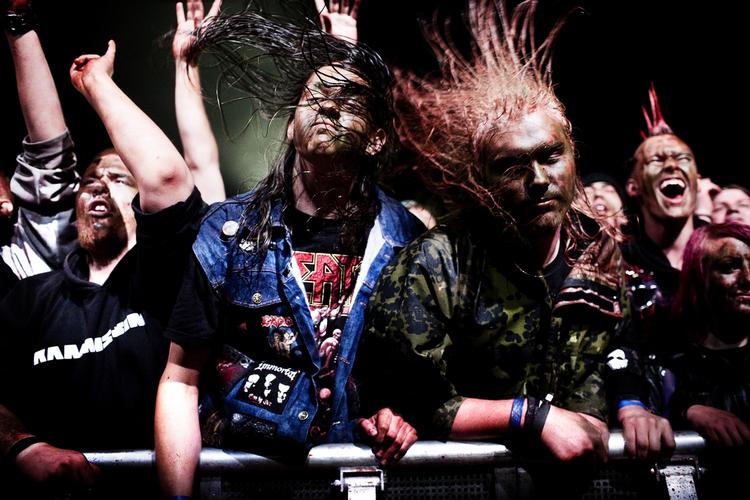 Hår(dt). Dødsmetalfestivalen Copenhell lokkede 8.000 metalheads ud på Refshaleøen i weekenden. Efter to dage med headbanging, hornet og hårde guitarer sluttede festen i et blodigt finaleshow lørdag aften. 