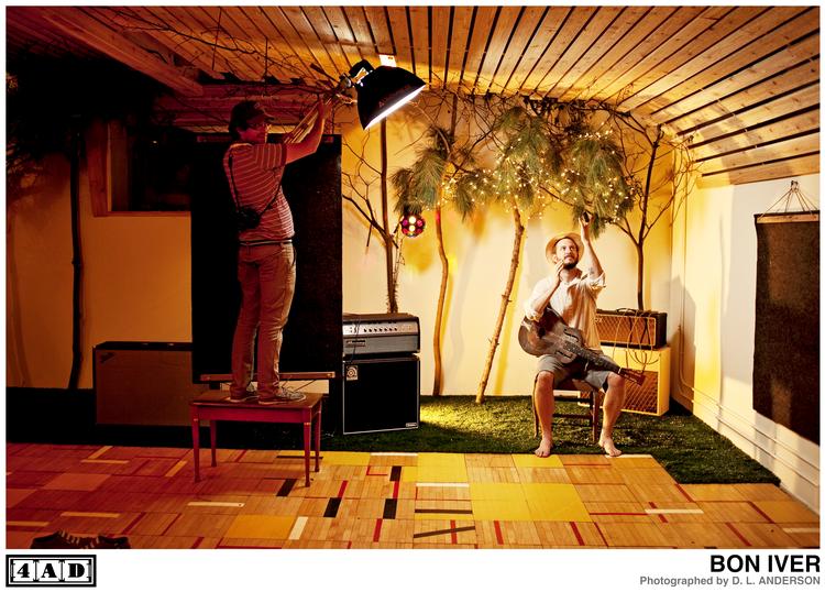 stimmung. Bon Ivers førstemand, Justin Vernon, sad med sin guitar og gloede ud i luften. Han havde mistet evnen til at skrive sange. Derfor er der gået fire år siden debuten. Det nye album er gennemsyret af uhåndgribelighed: Destinationen forbliver tåget, men udsigten er smuk fra først til sidst. 