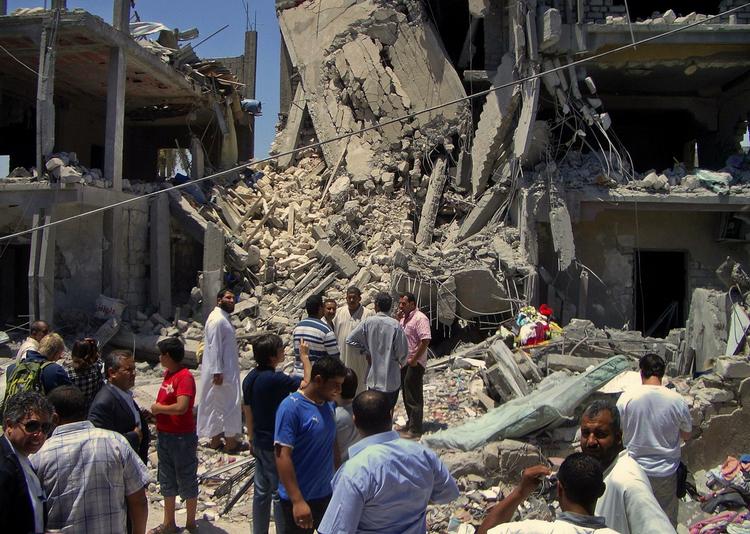 Fejlskud. Sådan så der ud i morges i et beboelseskvarter i Tripoli. Nu melder Nato, at en fejl i et våbensystem sandsynligvis var skyld i fejlbombningen. 