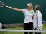 kritik. Caroline Wozniacki trænede i går  på Wimbledons græsanlæg sammen med sin far og træner Piotr Wozniacki. 