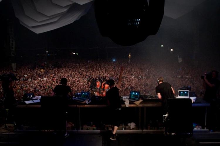 Musikfest. 30.000 gæster brølede begejstret med, da Den Sorte Skole i 2010 gav et to timer langt Roskilde-miks. Nu kan koncerten ses og høres i radioen og på nettet som opvarmning til dette års festival. 