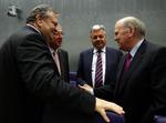 krise. Efter blot tre dage som græsk finansminister forsøger nyudnævnte Evangelos Venizelos (tv) at overbevise eurozonens finansminstre om, at grækerne er klar til at spænde livremmen ind. 